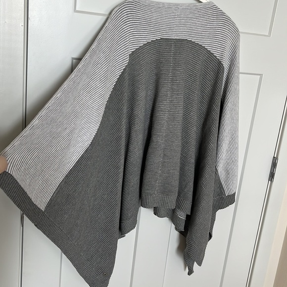 Lululemon It All Lines Up Poncho in Heathered Core Ultra Light Grey Size OS - Picture 7 of 9